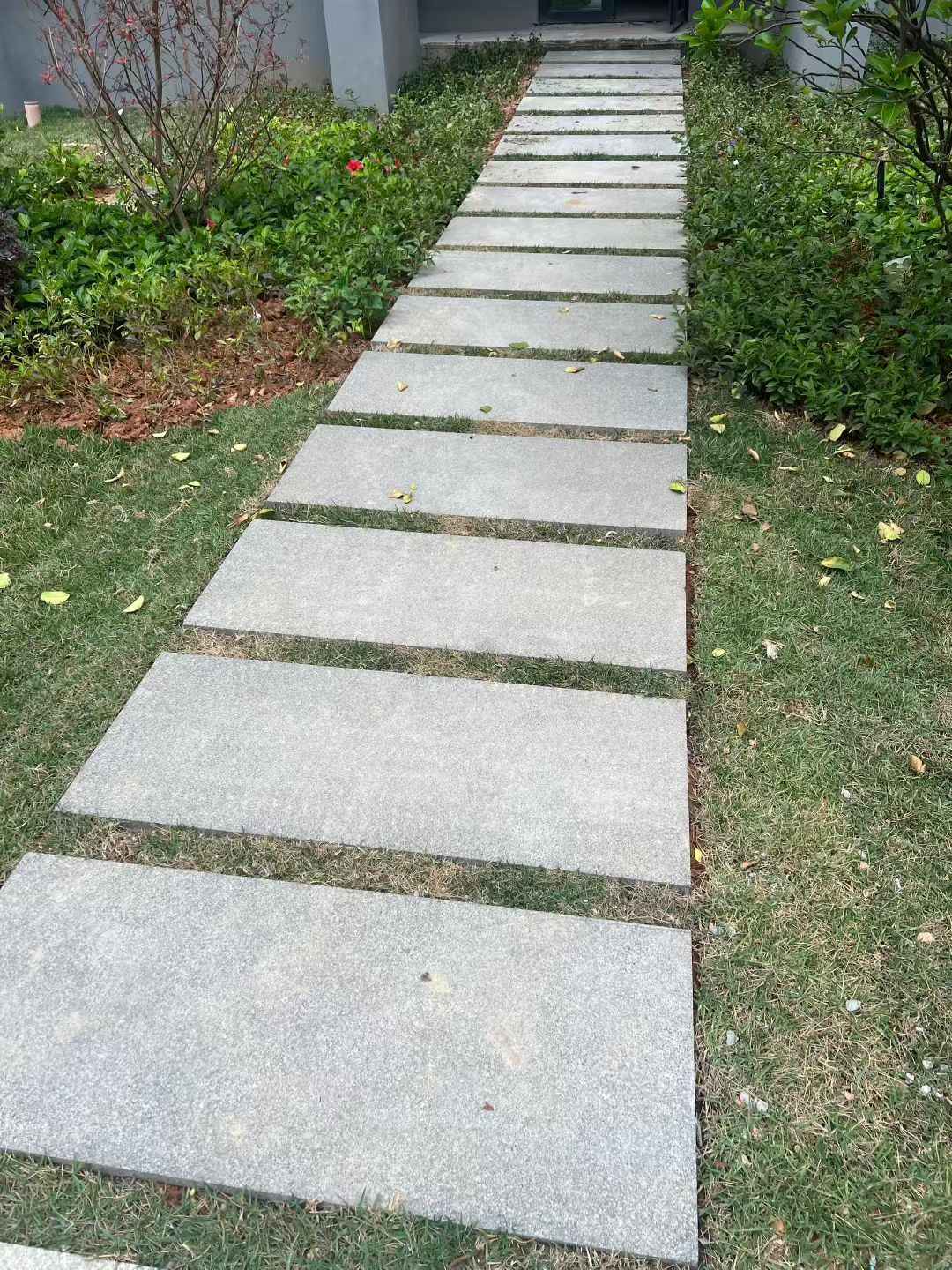 儋州 芝麻黑小区踏步、汀步石铺装效果