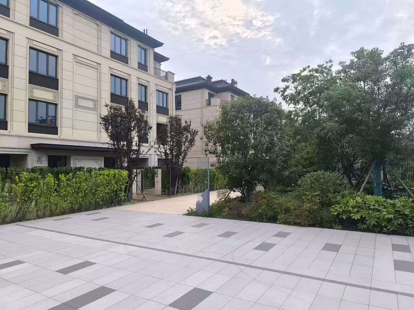 儋州 芝麻白与芝麻白搭配铺装，尺寸1200*600